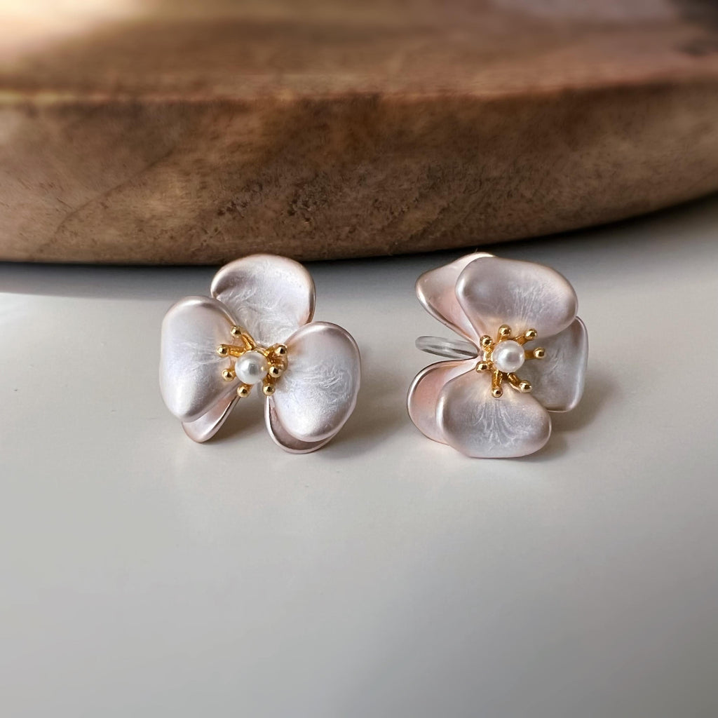 Clips d’oreilles fleur effet crème nacré avec perles – couleur or – Clips d’oreilles sans perçage élégants