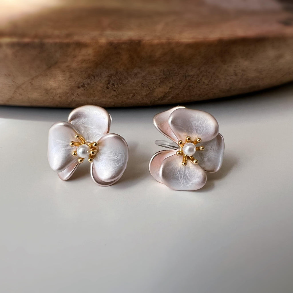 Clips d’oreilles fleur effet crème nacré avec perles – couleur or – Clips d’oreilles sans perçage élégants