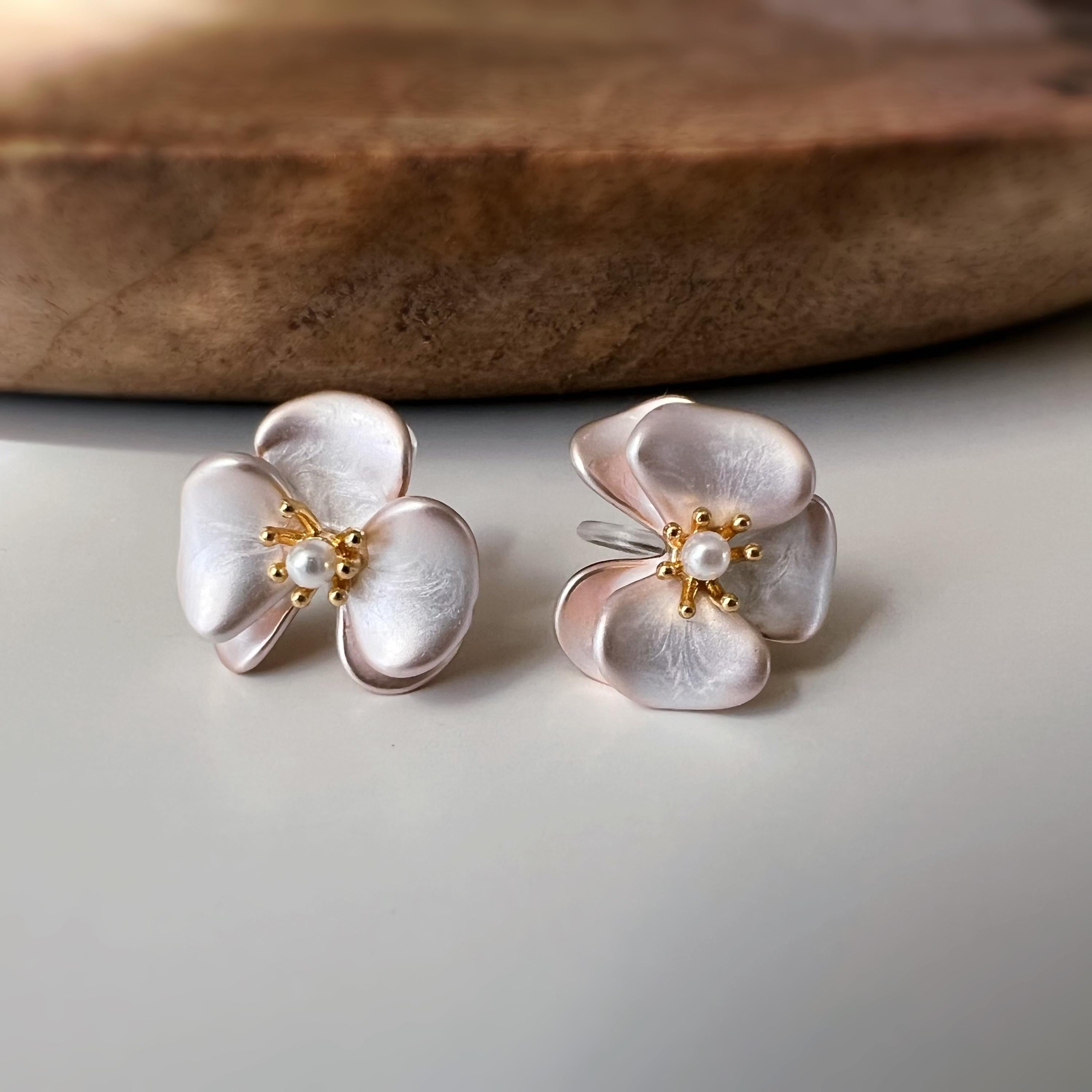 Clips d’oreilles fleur effet crème nacré avec perles – couleur or – Clips d’oreilles sans perçage élégants