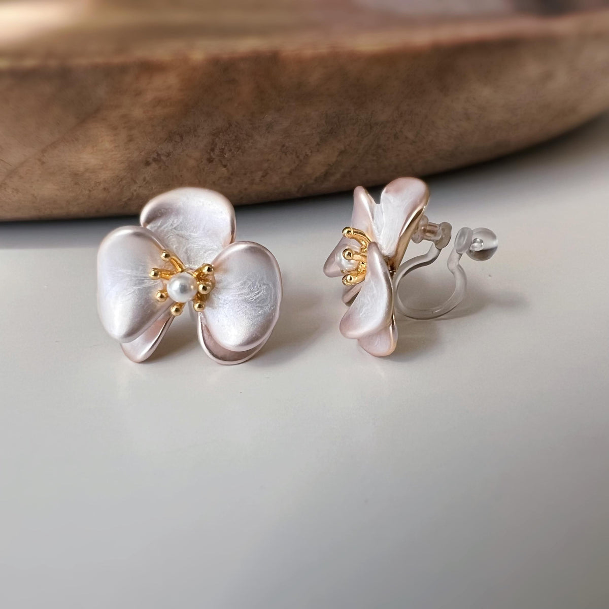 Clips d’oreilles fleur effet crème nacré avec perles – couleur or – Clips d’oreilles sans perçage élégants
