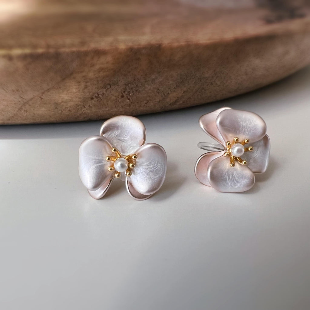 Clips d’oreilles fleur effet crème nacré avec perles – couleur or – Clips d’oreilles sans perçage élégants
