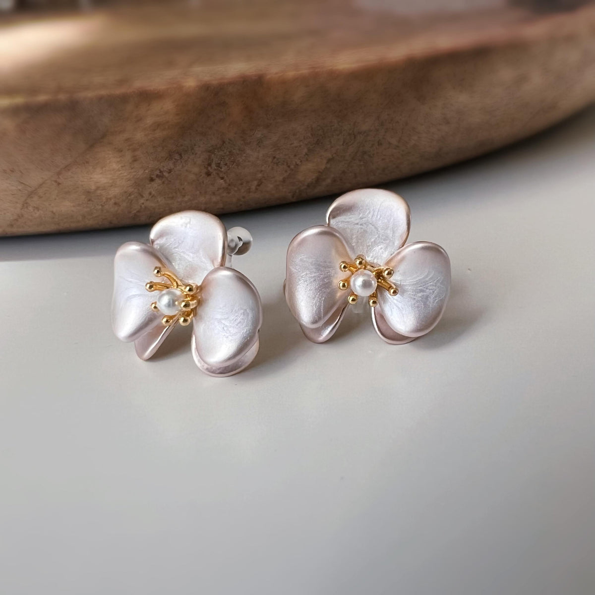 Clips d’oreilles fleur effet crème nacré avec perles – couleur or – Clips d’oreilles sans perçage élégants