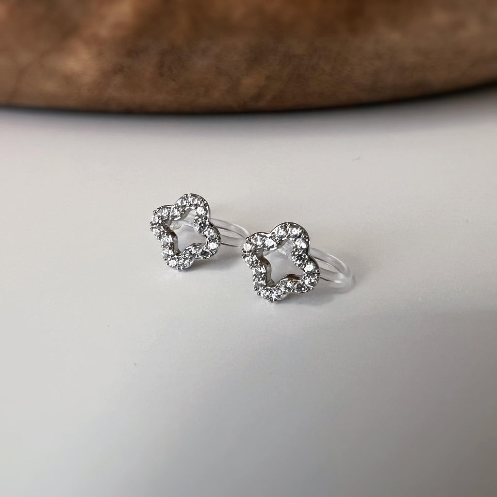 Clips d’oreilles sans perçage fleur strass couleur or et couleur argent – petites boucles clips élégantes en résine transparente