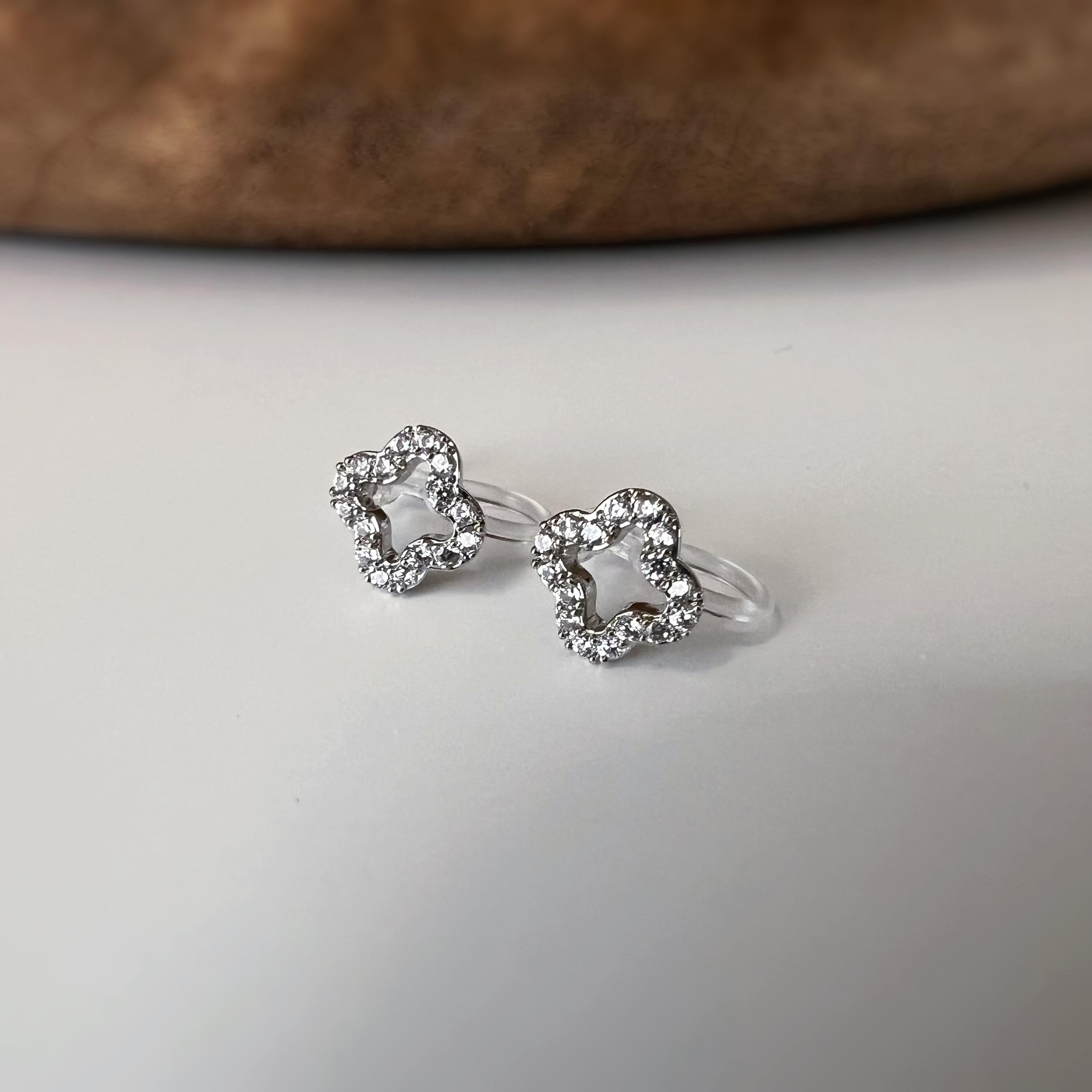 Clips d’oreilles sans perçage fleur strass couleur or et couleur argent – petites boucles clips élégantes en résine transparente