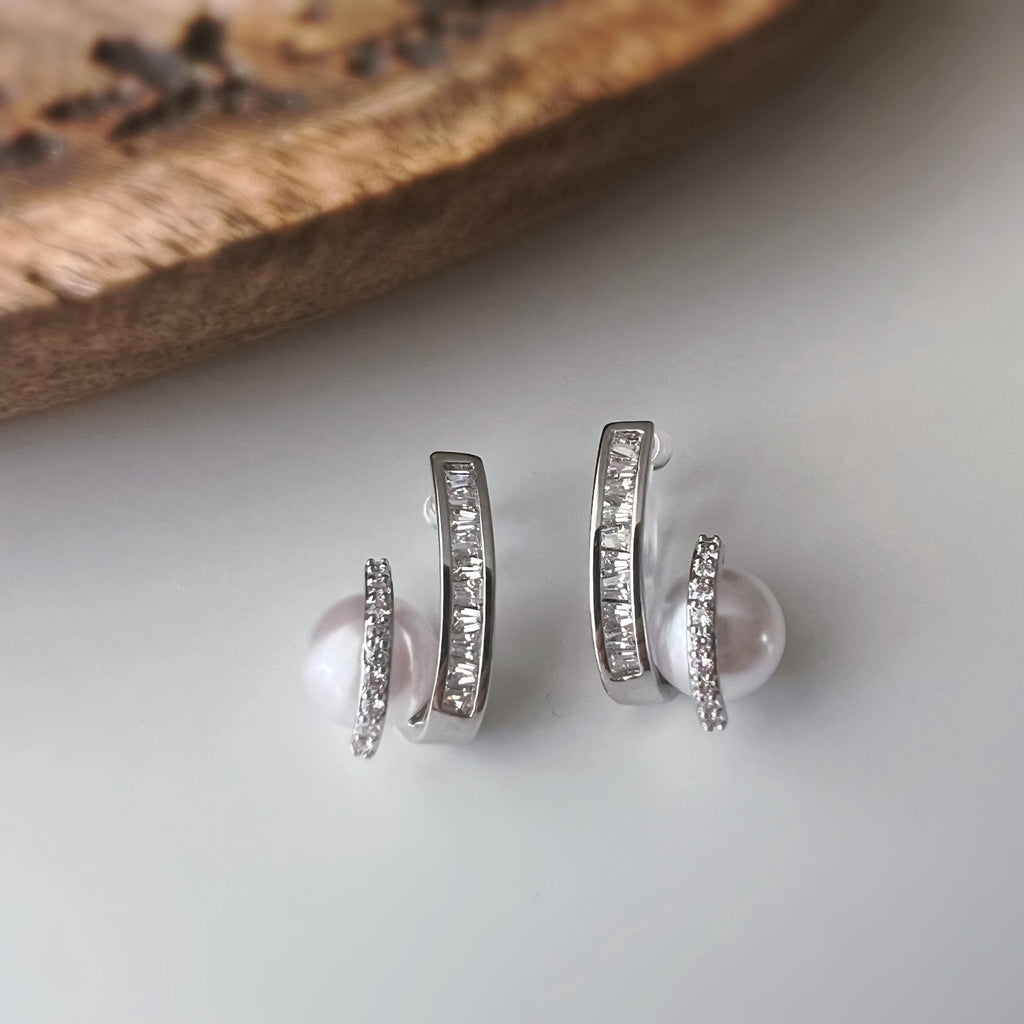 Clips d’oreilles double ligne zircon avec perle blanche – couleur or / argent– Style élégant