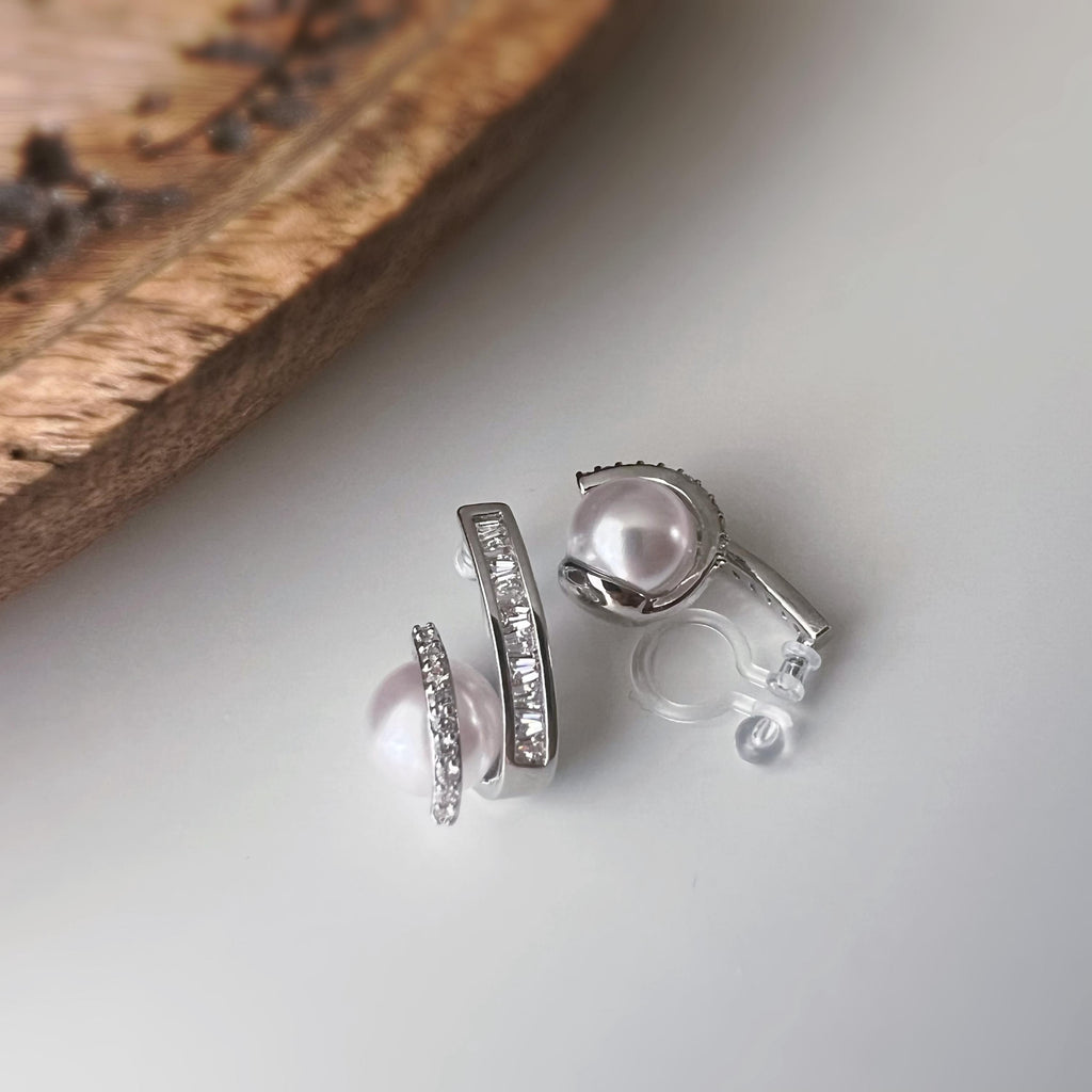 Clips d’oreilles double ligne zircon avec perle blanche – couleur or / argent– Style élégant