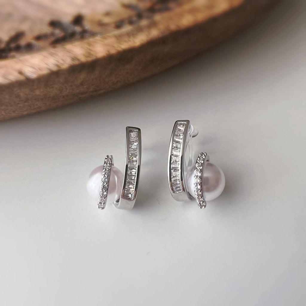 Clips d’oreilles double ligne zircon avec perle blanche – couleur or / argent– Style élégant