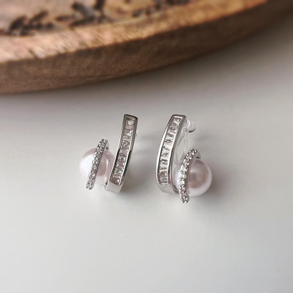 Clips d’oreilles double ligne zircon avec perle blanche – couleur or / argent– Style élégant