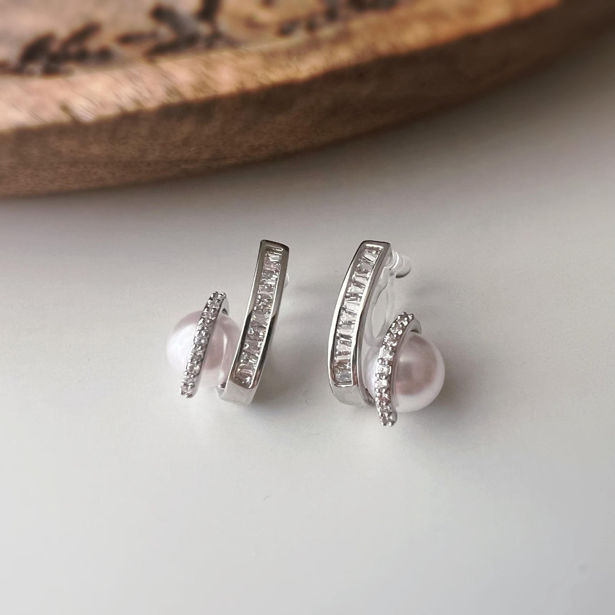 Clips d’oreilles double ligne zircon avec perle blanche – couleur or / argent– Style élégant