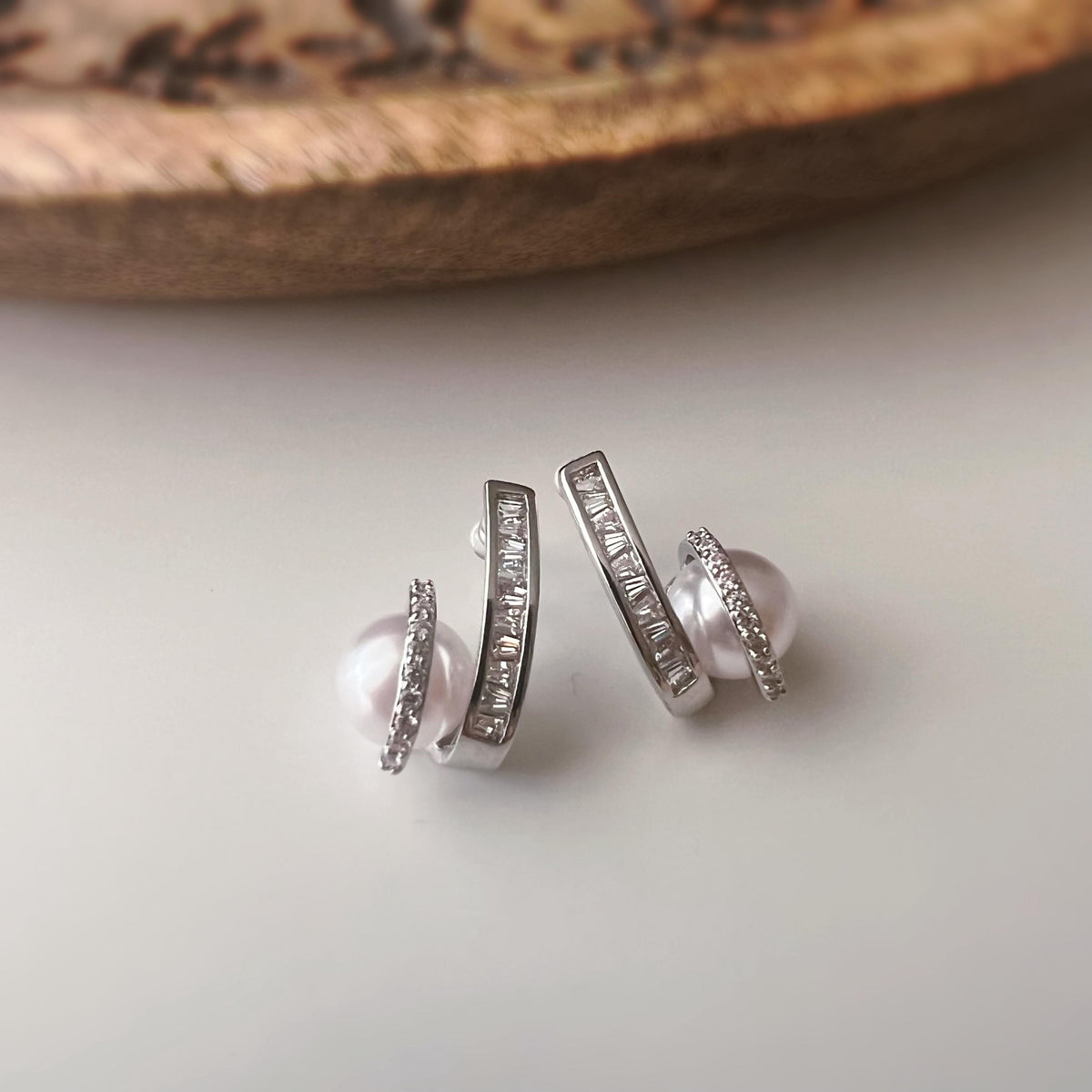 Clips d’oreilles double ligne zircon avec perle blanche – couleur or / argent– Style élégant