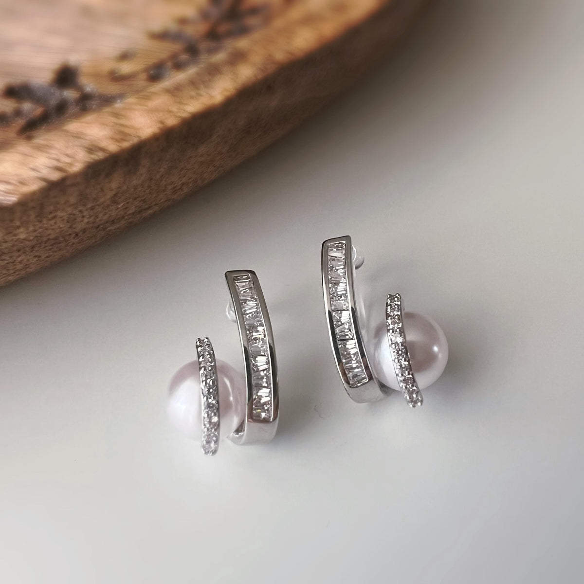 Clips d’oreilles double ligne zircon avec perle blanche – couleur or / argent– Style élégant