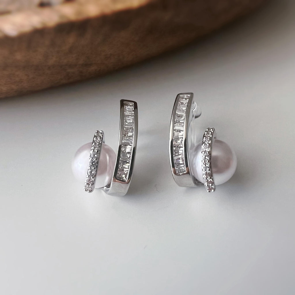Clips d’oreilles double ligne zircon avec perle blanche – couleur or / argent– Style élégant