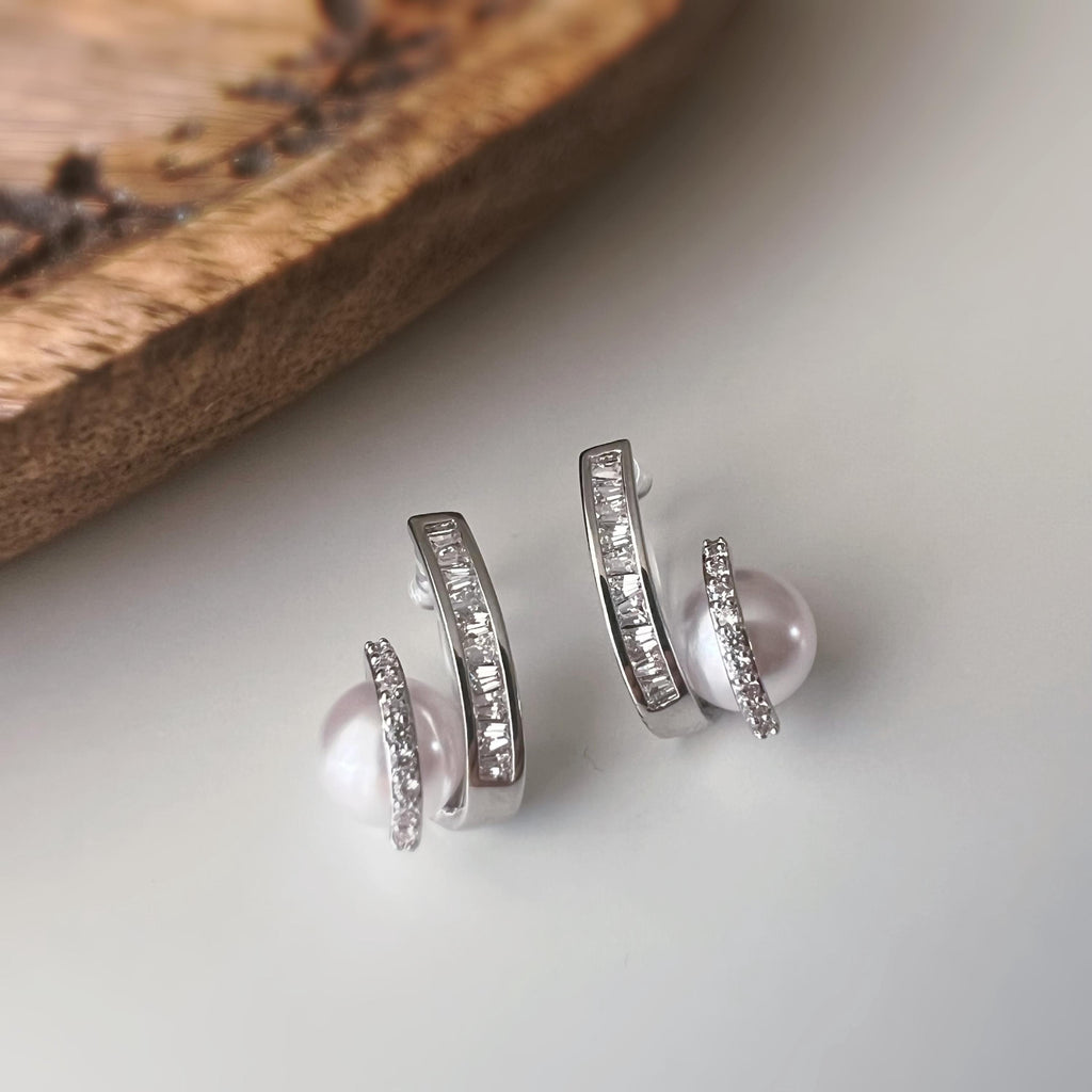 Clips d’oreilles double ligne zircon avec perle blanche – couleur or / argent– Style élégant