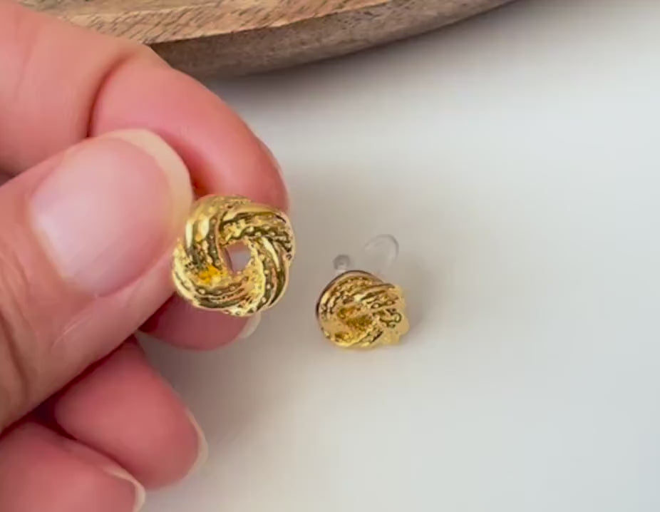 Clips d’oreilles nœud doré au design texturé. Élégantes et intemporelles, elles ajoutent une touche chic à toutes vos tenues.