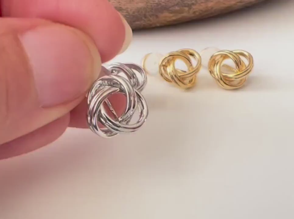 Boucles d’oreilles clip nœud élégant, disponibles en doré ou argenté, pour un style intemporel et raffiné sans oreilles percées.