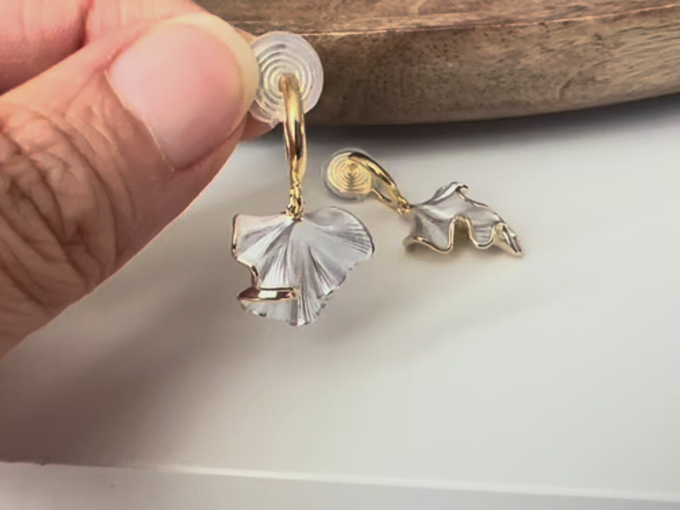 Wellige Ohrclips mit Blatt-Anhänger