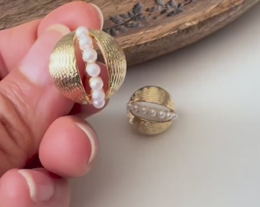 Clips d’oreilles dorés ornés de perles blanches fines alignées Élégants et sophistiqués ils ajoutent une touche vintage et chic à vos tenues